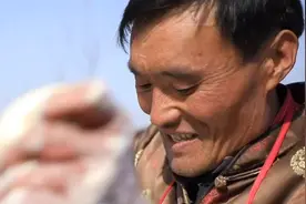 一碗面卖3块钱，15年没涨价！山东赶大集的“拉面哥”火了图片