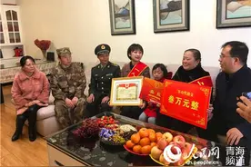 西宁：锣鼓喧天送喜报 全家光荣享尊崇图片
