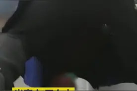 女子怀疑上厕所被男保洁员多次偷窥，用手机拍下令人发指瞬间图片