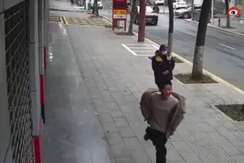 少年给消防员送奶茶，消防的回应让网友笑作一团图片