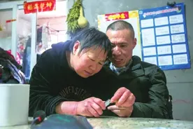 郑州60岁老人照顾两个渐冻症儿子20多年 儿子：“她就是我和我哥的李焕英”图片