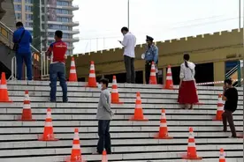 印尼一新冠阳性男子假扮妻子成功登机 上厕所脱罩袍后露馅图片