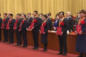 习近平等为受表彰的全国脱贫攻坚先进个人和先进集体代表颁奖视频封面