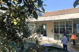 酷爱拼乐高的美少女运河边开了一家咖啡厅，把自己十多年的收藏全都搬进来了图片