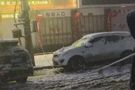 河北：积雪压跨电缆 他在风雪中托举电缆保障路人安全图片