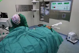 56岁男子被半米长木棍插面穿喉 山大二院“面中取木”助其脱险图片