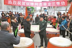 正月初四 军属门前锣鼓喧图片