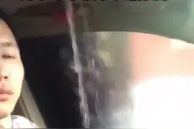 自助洗车时遇天窗漏水，网友：外面下着雨犹如我心血在滴图片