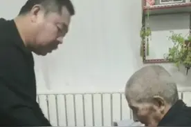 与90岁老父亲玩“锤子剪刀布”哄睡觉，山西男子感动全网，网友：你养我长大，我陪你变老图片