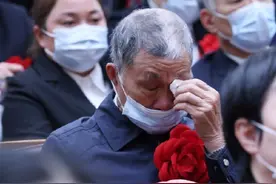 泪目！黄文秀爸爸替女儿戴上大红花图片