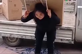 妻子卸车独自背大冰箱进屋，老公光看不帮忙？当事人回应图片