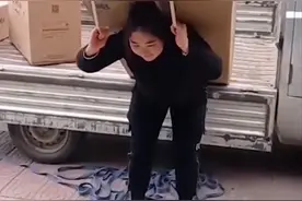妻子卸车独自背大冰箱进屋，老公光看不帮忙？当事人回应图片