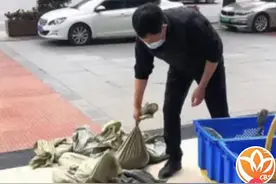 成都男子拖近1吨硬币来存钱，整整50袋，银行柜员都懵了！称数完要三天图片