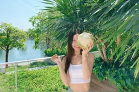 文咏珊晒度假照对镜甜笑 装扮清凉秀好身材图片