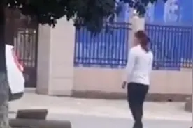 心酸！母亲春节后离家，小男孩不让其走哭得撕心裂肺视频封面