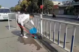 广西一男子下车当街小便，被后面的女车主拍下……已被警方依法传唤图片