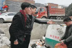 贵州一男子捡垃圾混日子被路人痛骂！背后另有隐情图片