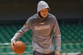 巩晓彬公开谈丁彦雨航问题：一直在单独训练，希望他摆正自己位置图片