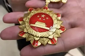 获全国脱贫攻坚先进个人 他手捧奖章说：这是沉甸甸的责任视频封面