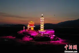 航拍江西庐山落星墩“水落石出”夜间流光溢彩图片