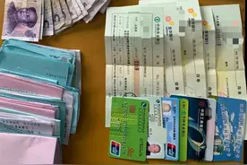 公交车座位上放着一只红色塑料袋，里面装满了现金、银行卡、存折……图片