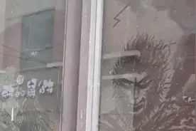 为打发时间，男子在落灰的玻璃门上画出“神作”