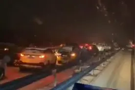 突降大雪，三门峡市境内高速先后发生6起交通事故视频封面
