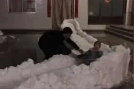又是别人家的爸爸！男子为1岁女儿建7米长雪滑梯