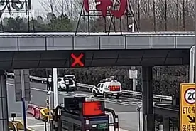 "脚露外面了"！车里装不下 他把妻子塞进后备箱图片