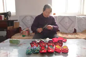 老民俗，闹元宵｜即墨82岁老人坚守老手艺 手工缝制老虎鞋图片
