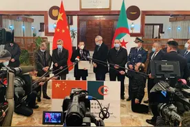 中国援助新冠疫苗抵达阿尔及利亚图片