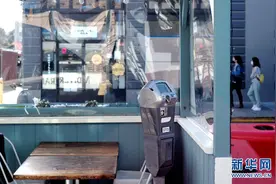 餐桌摆在马路上图片