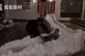 自家院内耗时2个小时 爸爸为1岁女儿造7米雪滑梯图片