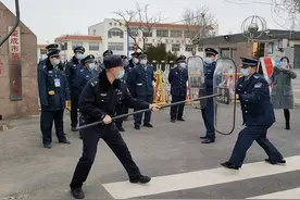 海岸警察荣成俚岛派出所开展校园防暴反恐演练图片