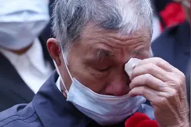 那个在大会上抹泪的老人，后来说了什么？视频封面