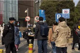 北京亦庄两个区域封闭管理，区域内人员进行核酸检测图片