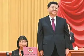 从总书记手中接过证书，张桂梅动情地说：这份荣誉属于山区的全部老师图片
