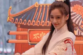 Angelababy生日请粉丝吃火锅 一袭古装造型又美又飒图片