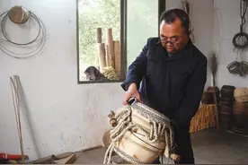 技艺坊｜李小青：与牛皮鼓相伴50年的“守艺人”图片