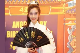 Angelababy扮翩翩公子成都当老板图片