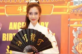 Angelababy扮翩翩公子成都当老板图片