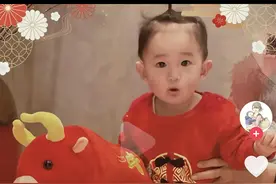 应采儿晒二儿子魔性摇头照，正脸曝光神似吴君如图片