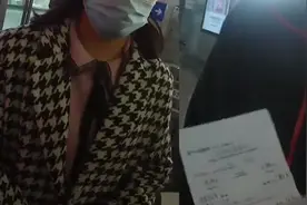 小心违法！冒用他人身份证乘车，两名旅客被行政拘留6日视频封面