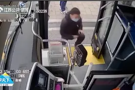 超暖心！小男孩护送怀孕妈妈坐公交：叔叔请等一会，我妈妈走得慢视频封面