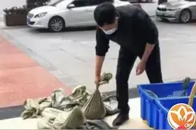 男子拖近1吨硬币来存钱，整整50袋，柜员懵了：数完要三天图片