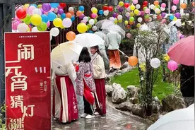 汉服着身且漫步，擎伞摇扇赏花灯图片