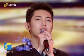 2021山东欢乐元宵夜｜帅气又好听！灵超、韩沐伯演唱《平凡之路》图片