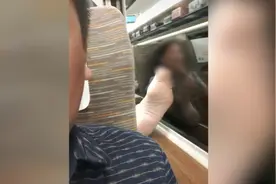 女子高铁上脱鞋搁窗台，前排乘客被熏醒视频封面