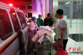 广西来宾一孕妇羊水破裂临产求助 警车变“产房”图片