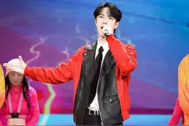 王一博《青春恰时来》新歌央视元宵晚会首秀，活力四射燃炸全场图片